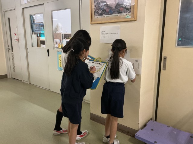 学校中のクイズを見つけて答えます