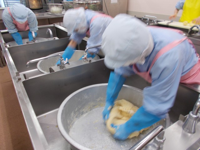 生地をこねています