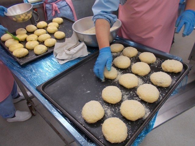 表面にパン粉をつけます