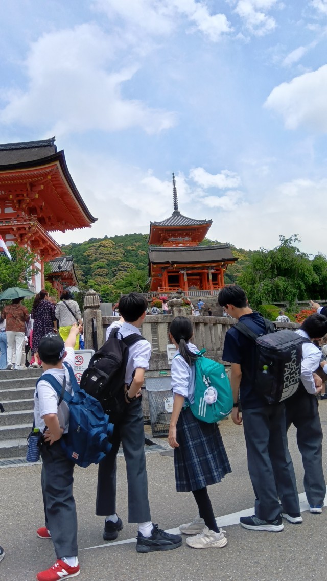 清水寺仁王門下