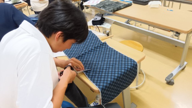 はさみの使い方も器用です