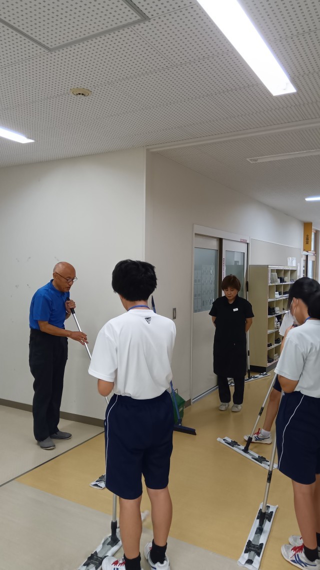 ソシオさんから　掃除道具の説明を受けてます