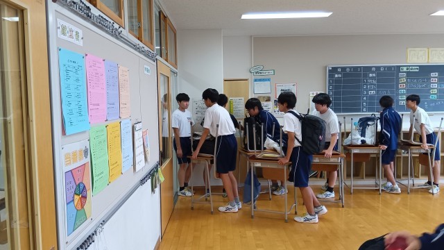 机は　すべて教室の外へ移動