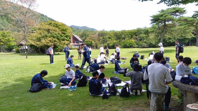 お昼をみんなで食べています