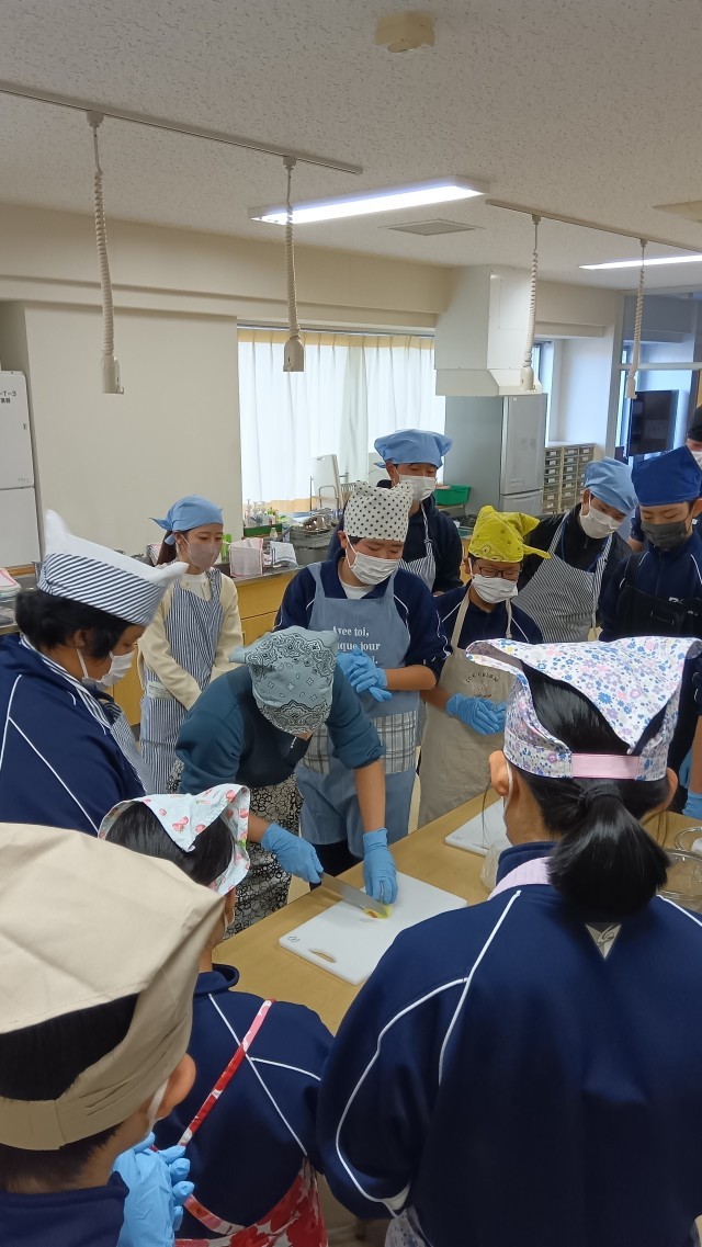 玉ねぎの切り方を教わっています