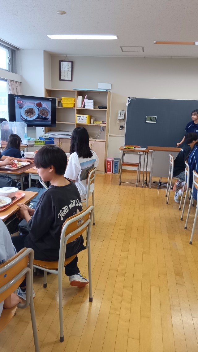 １年、給食の様子