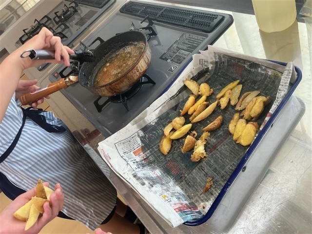 ポテトを揚げている様子
