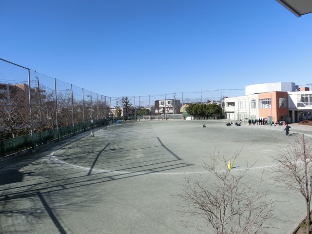 冬の校庭に伸びる長い影