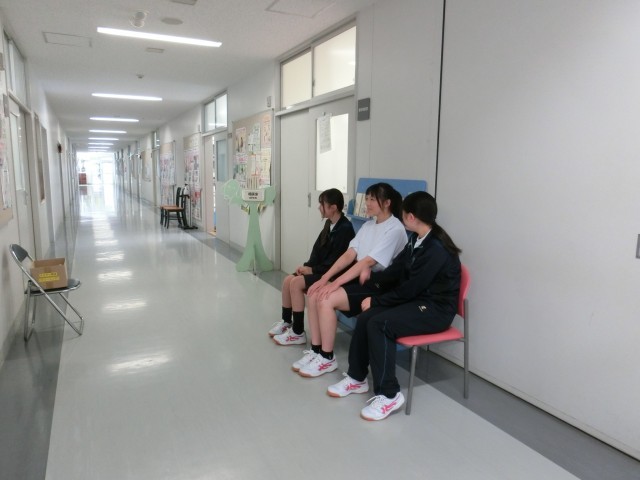 カウンセラーとの面談を待つ生徒