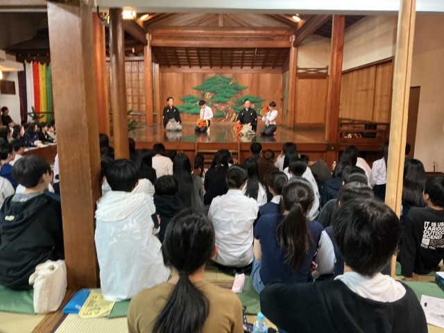 能楽体験をしました。とても難しかったのですが、とても参考になりました。