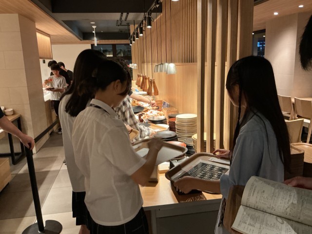 夕食はバイキングでした。競い合って食べていました。