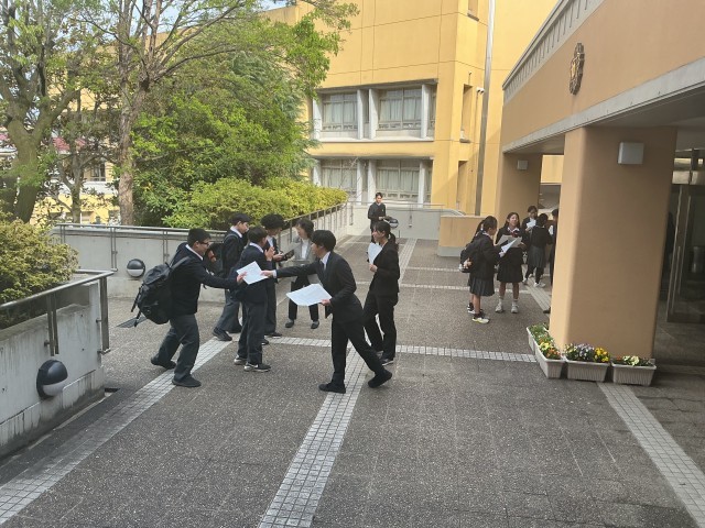 新クラスのプリントをドキドキしながら受け取ります。