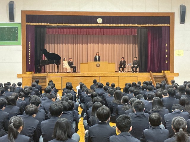 始業式に先駆けて着任式が行われました。