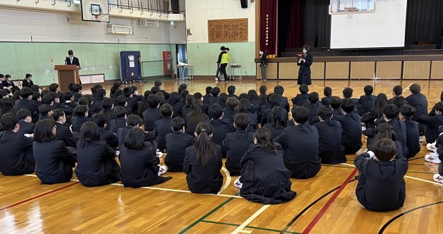 真剣に話を聞く新入生