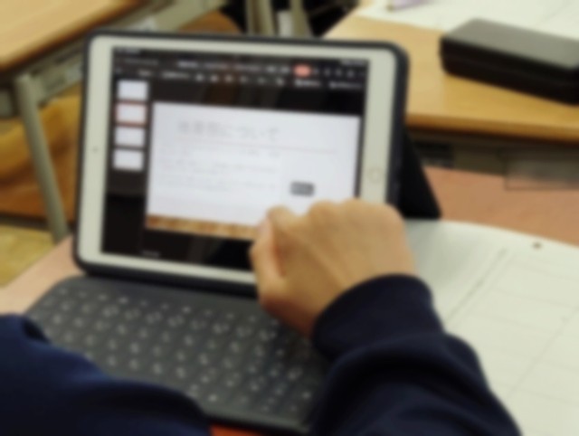 iPadを使い、スライドを作っています。