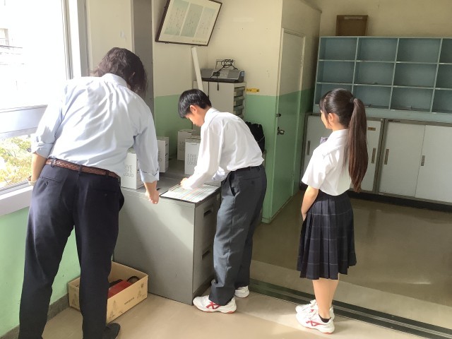 特別練習で使用するスピーカーの受付をする実行委員