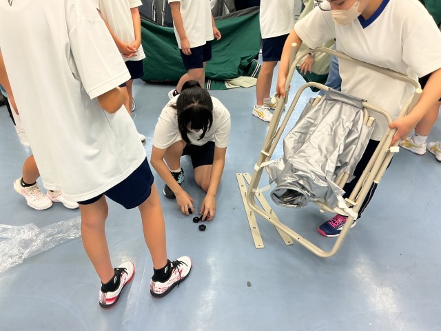 仮設トイレを作っています。