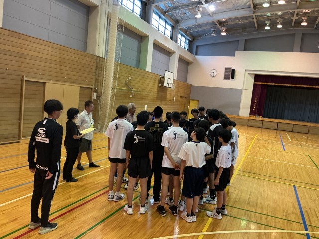 説明を聞いています。