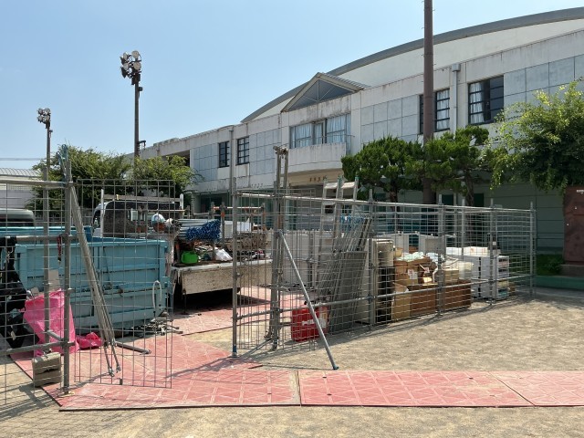 業者車と廃棄物たくさん！