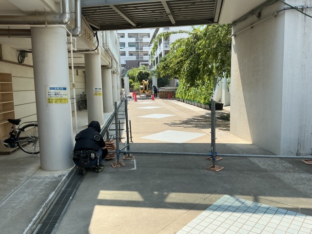 正門も通行止めです