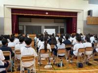 講師の瀧田さんの話を真剣に聞いています。