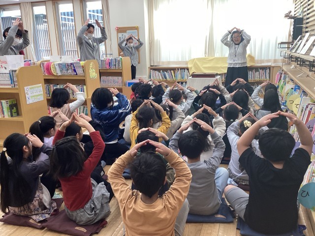 司書さんと手遊びをしています。