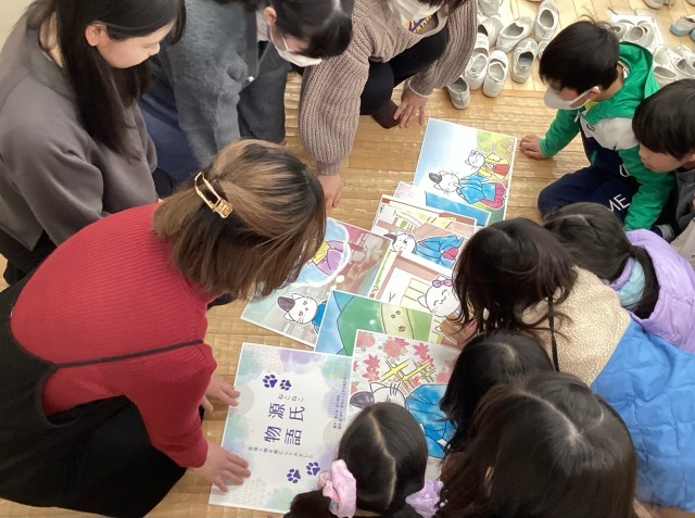 手作りの紙芝居を見せてもらっています。