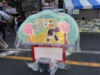 サザエさん×若林小学校の許可をいただき、ねぶたの後ろ側に描きました