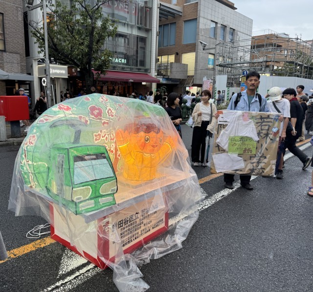 桜新町ねぶた祭り　雨の中ねぶた出動！