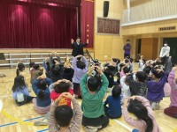  1年生は「ひらいたひらいた」をどんな歌声で歌いたいかなと何度も考えながら、声を合わせて歌うことの大切さと楽しさをご指導いただきました。