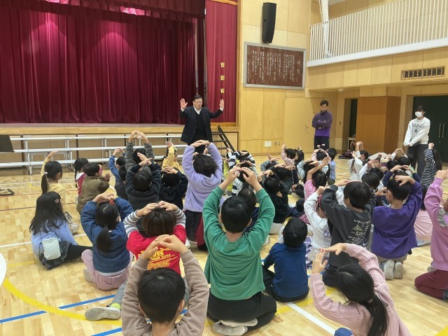  1年生は「ひらいたひらいた」をどんな歌声で歌いたいかなと何度も考えながら、声を合わせて歌うことの大切さと楽しさをご指導いただきました。