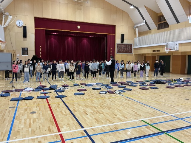 4年生は「もみじ」の2部合唱に挑戦しています。声の重なりは自分のパートの声をきかせ合いながら歌うと、より美しく重なることを演奏を通して実感することができました。また「まるい地球をひとまわり」の編曲者、富澤先生にきいていただき、激励の言葉をいただきました。