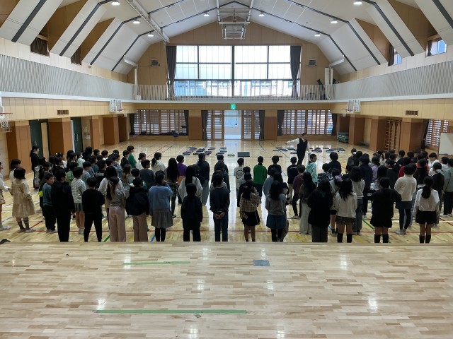  5年生は「こいのぼり」をご指導いただきました。「今の演奏は自分の最高の演奏かどうか」「自分を成長させるためにはいつも最高を目指した練習が必要」と音楽会に向けて練習に向かう姿勢をご指導いただきました。「お」の声の美しさを曲全体に広げていくように練習しました。