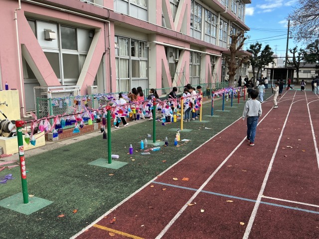 2年生「ならべて、見つけて、いろいろ色水」